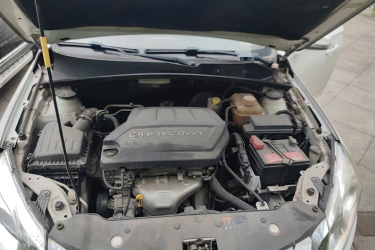 Used Baojun 610 2014 1.5L manual Comfort trim level Engine Bay