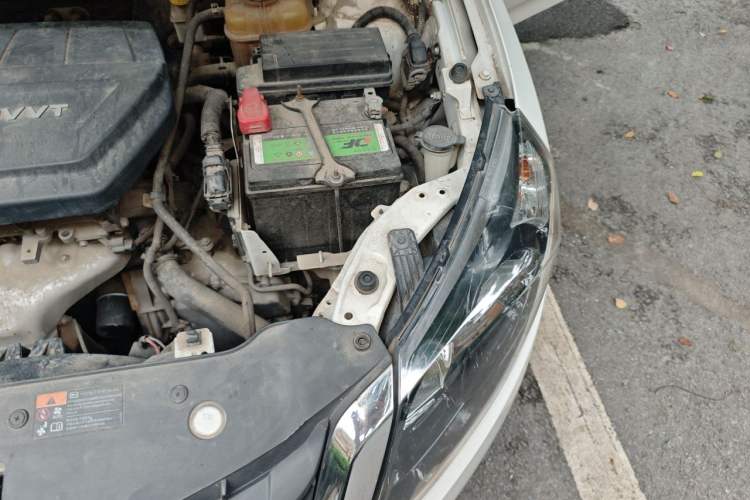 Used Baojun 610 2014 CROSS 1.5L Automatic Luxury Model Engine Bay Left