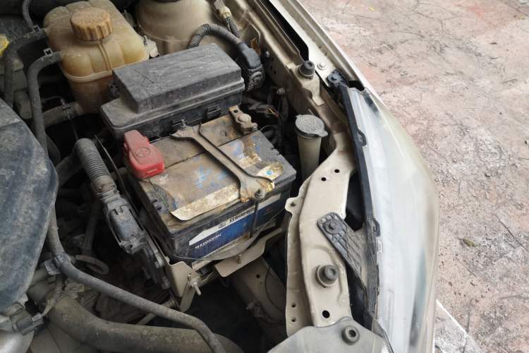Used Baojun 610 2014 CROSS 1.5L Manual Comfort Model Engine Bay Left