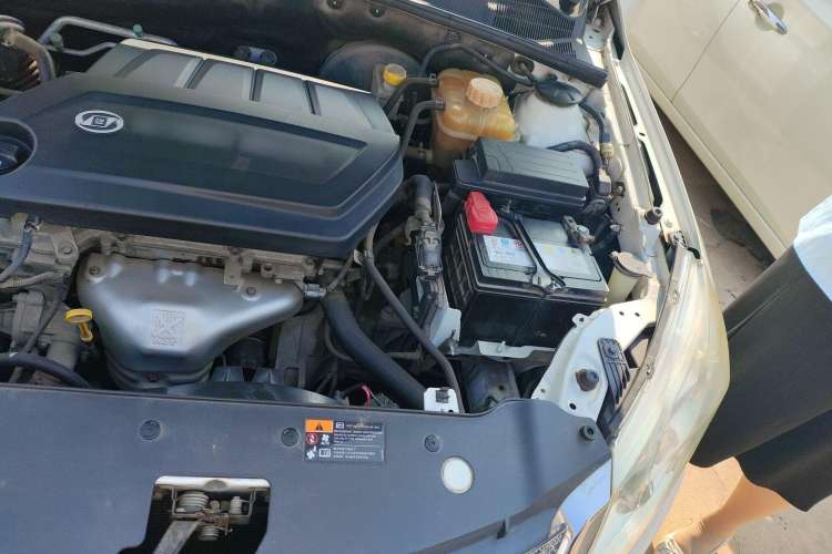 Used Baojun 610 2014 1.5L manual standard version Engine Bay Left
