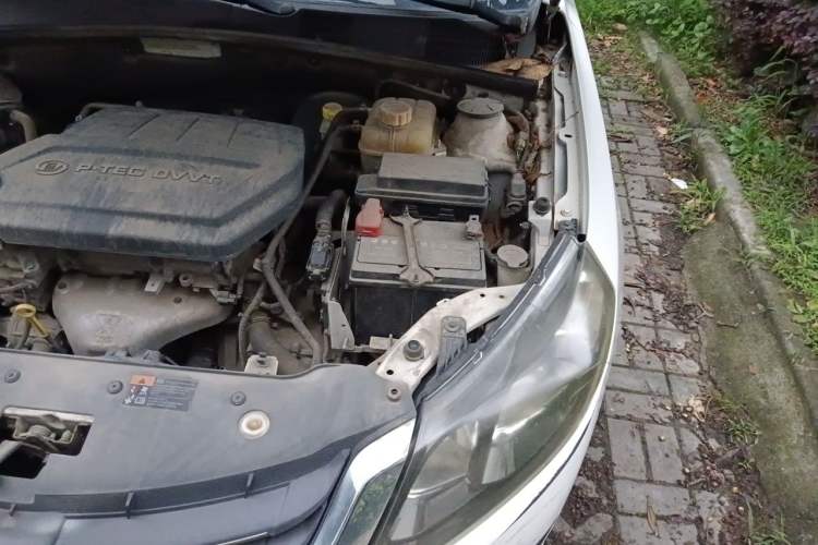 Used Baojun 610 2014 CROSS 1.5L Automatic Luxury Model Engine Bay Left