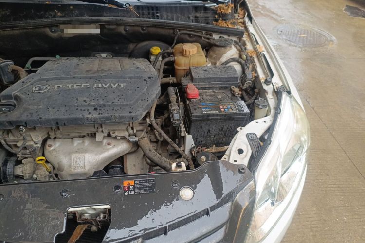 Used Baojun 610 2014 1.5L manual standard version Engine Bay Left
