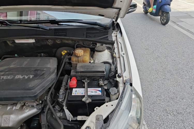 Used Baojun 610 2014 CROSS 1.5L Automatic Comfort Model Engine Bay Left