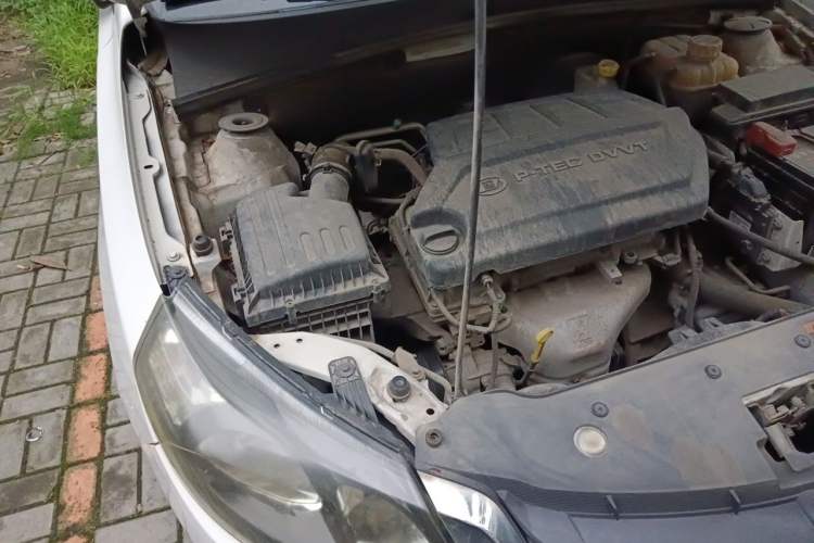 Used Baojun 610 2014 CROSS 1.5L Automatic Luxury Model Engine Bay Right