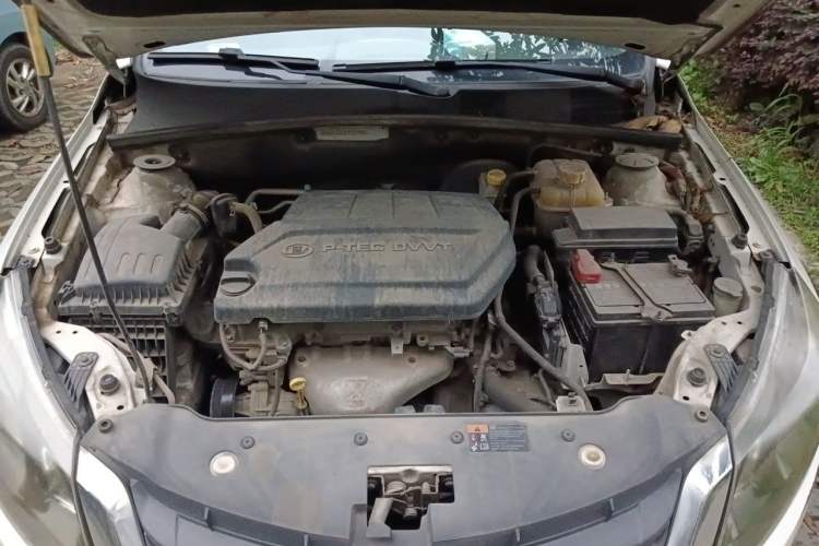 Used Baojun 610 2014 CROSS 1.5L Automatic Luxury Model Engine Bay