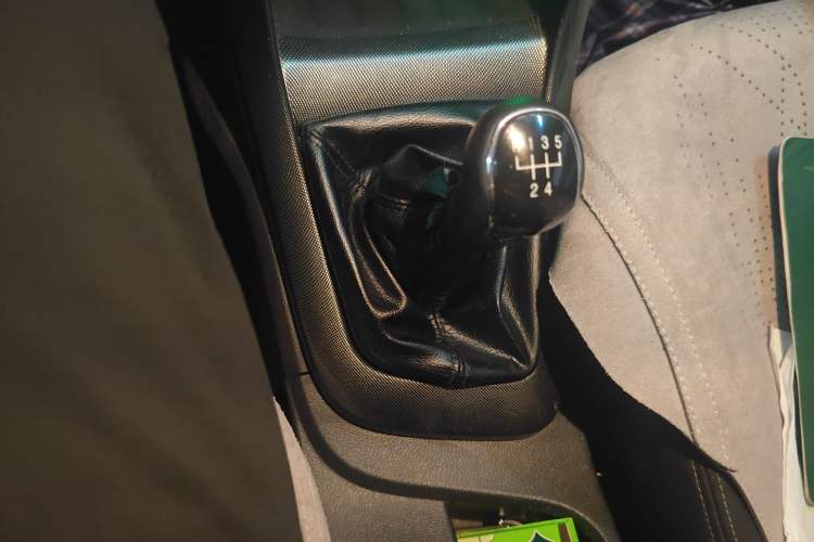 Used Baojun 610 2014 CROSS 1.5L Manual Comfort Model Gear Lever