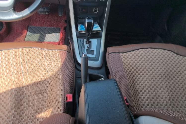 Used Baojun 610 2014 1.5L automatic luxury version Gear Lever