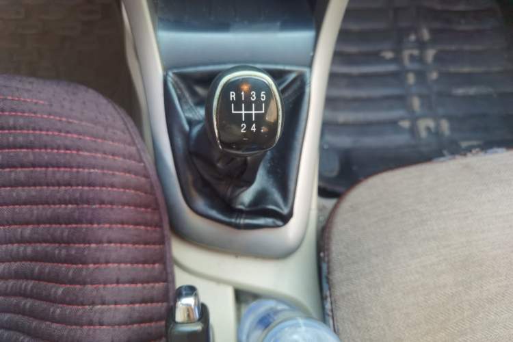 Used Baojun 610 2014 1.5L manual Comfort trim level Gear Lever