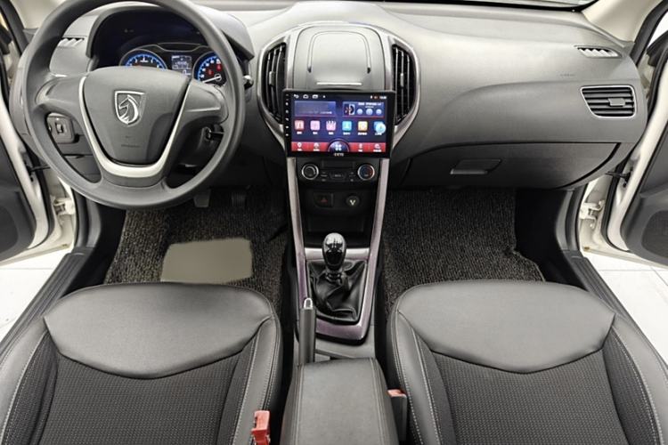Used Baojun 610 2014 CROSS 1.5L Manual Comfort Model Interior 1