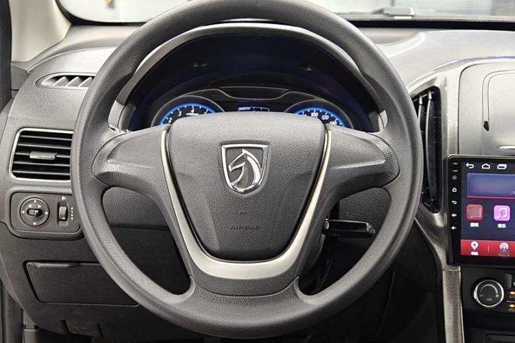 Used Baojun 610 2014 CROSS 1.5L Manual Comfort Model Interior 2