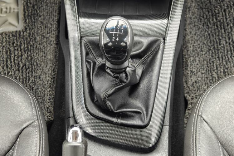 Used Baojun 610 2014 CROSS 1.5L Manual Comfort Model Interior 4