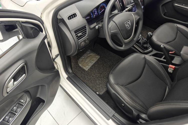 Used Baojun 610 2014 CROSS 1.5L Manual Comfort Model Interior 5