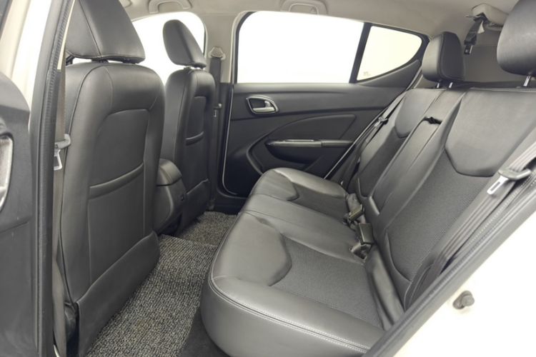 Used Baojun 610 2014 CROSS 1.5L Manual Comfort Model Interior 6