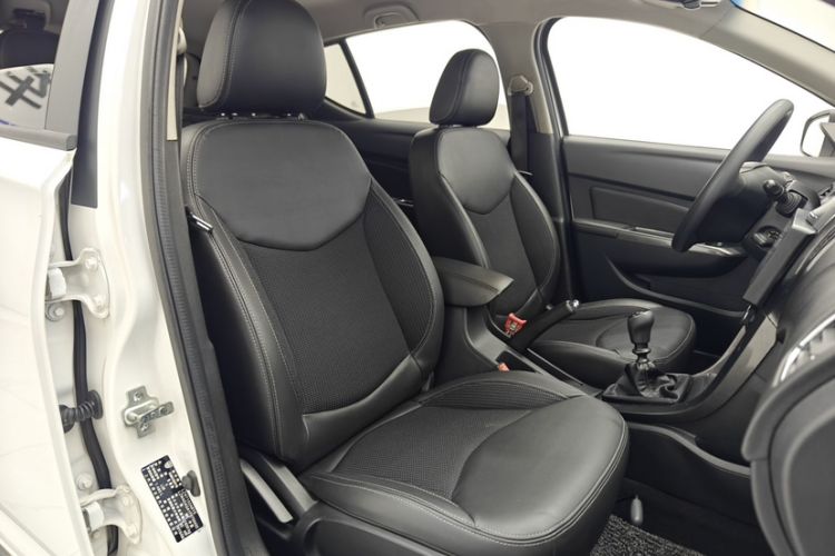 Used Baojun 610 2014 CROSS 1.5L Manual Comfort Model Interior 8