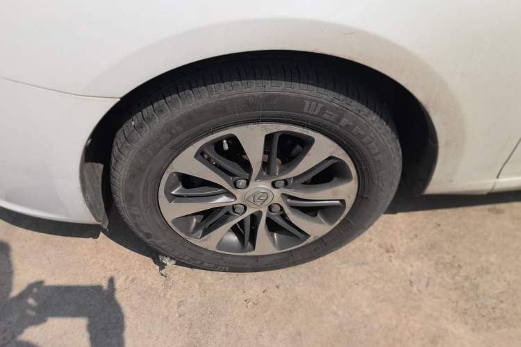 Used Baojun 610 2014 1.5L automatic luxury version Left Front Wheel Hub