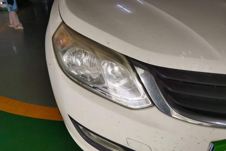 Used Baojun 610 2014 1.5L automatic comfort version Right Front Headlight