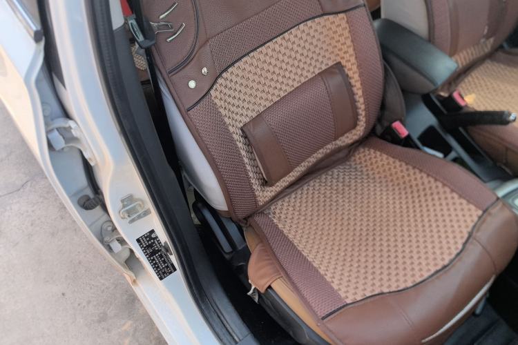 Used Baojun 610 2014 1.5L automatic luxury version Right Front Seat