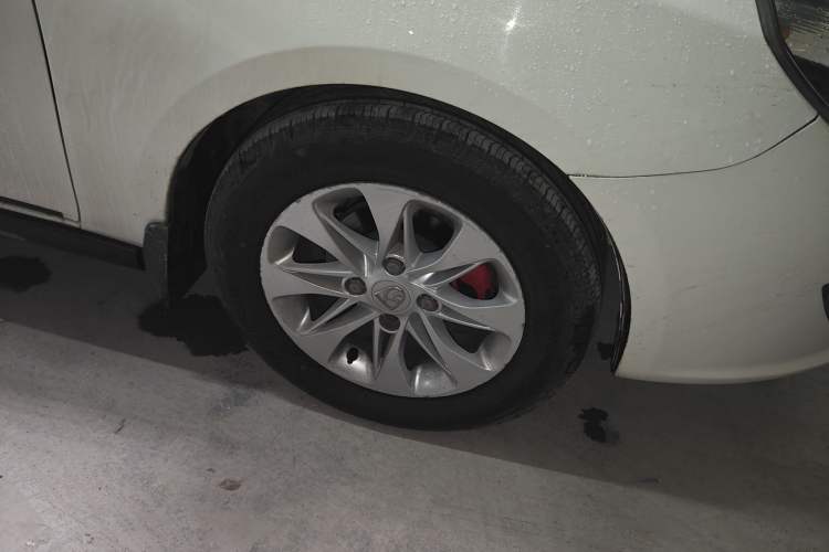 Used Baojun 610 2014 CROSS 1.5L Manual Comfort Model Right Front Wheel Hub