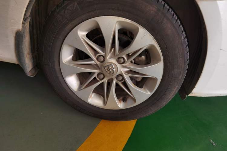Used Baojun 610 2014 1.5L automatic comfort version Right Front Wheel Hub