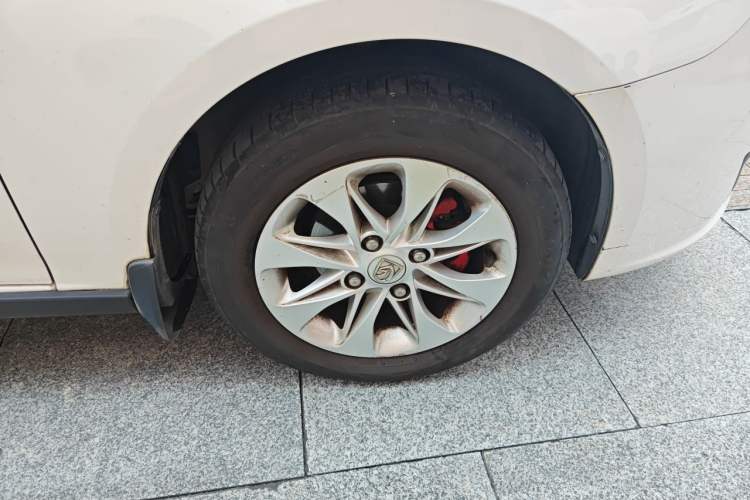 Used Baojun 610 2014 CROSS 1.5L Automatic Comfort Model Right Front Wheel Hub