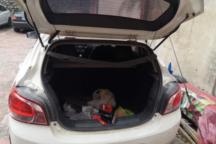Used Baojun 610 2014 CROSS 1.5L Manual Comfort Model Trunk