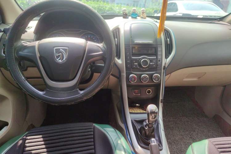 Used Baojun 610 2014 1.5L manual standard version Center Console