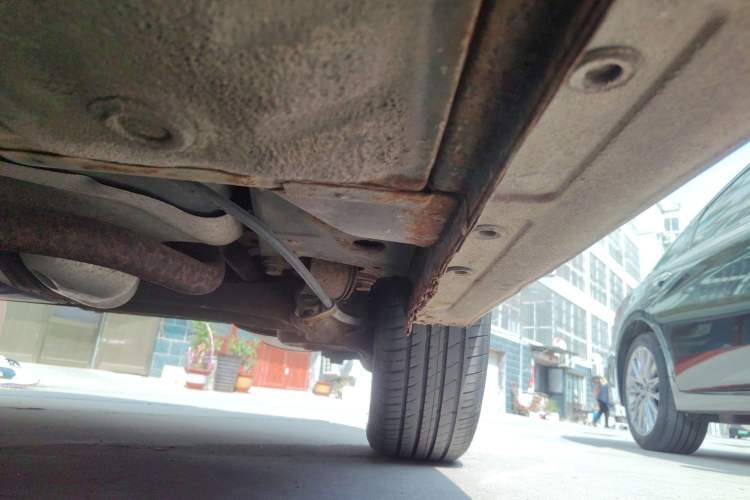 Used Baojun 610 2014 1.5L manual standard version Chassis Rear Left