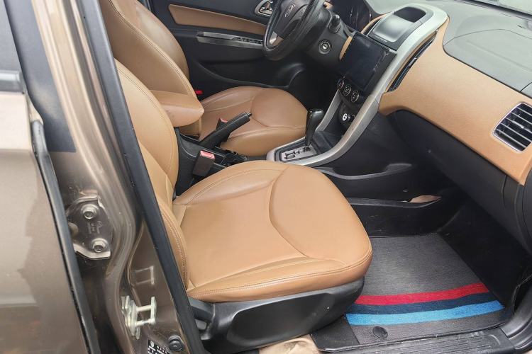 Used Baojun 630 2013 1.5L automatic Elite version Interior 4