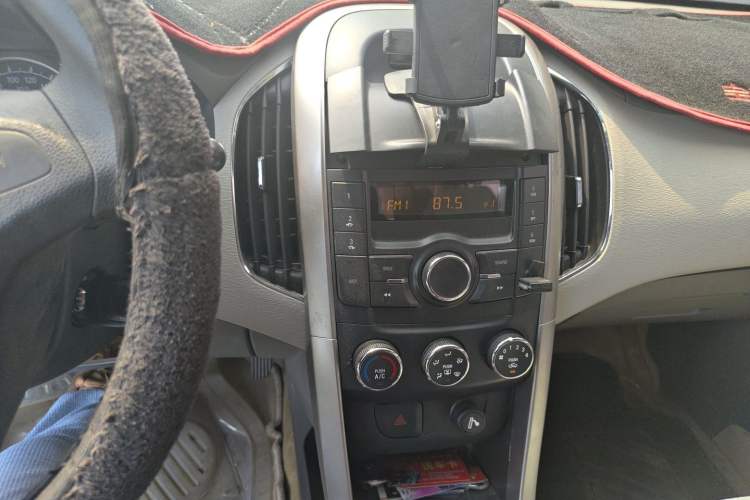 Used Baojun 630 2011 1.5L manual Comfort trim level Audio And AC Panel