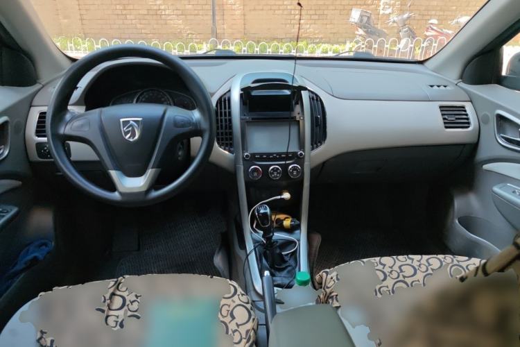 Used Baojun 630 2011 1.5L manual standard version Center Console