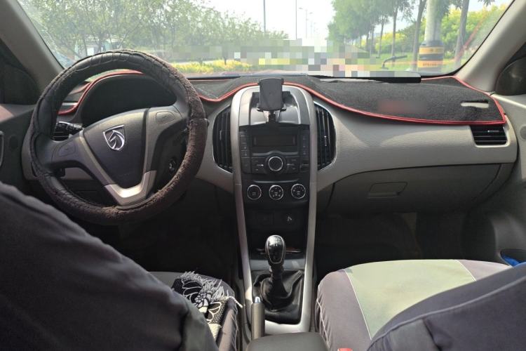 Used Baojun 630 2011 1.5L manual Comfort trim level Center Console