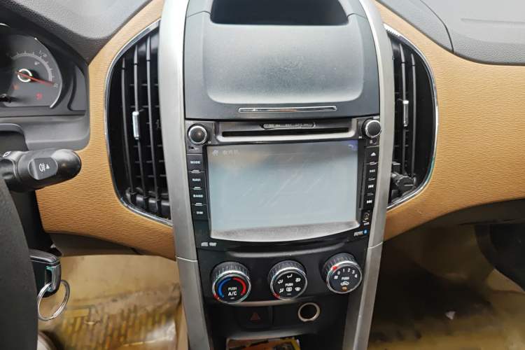 Used Baojun 630 2011 1.5L manual Comfort trim level Audio And AC Panel