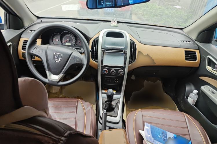 Used Baojun 630 2011 1.5L manual Comfort trim level Center Console