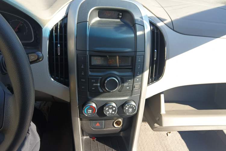 Used Baojun 630 2011 1.5L manual Comfort trim level Audio And AC Panel