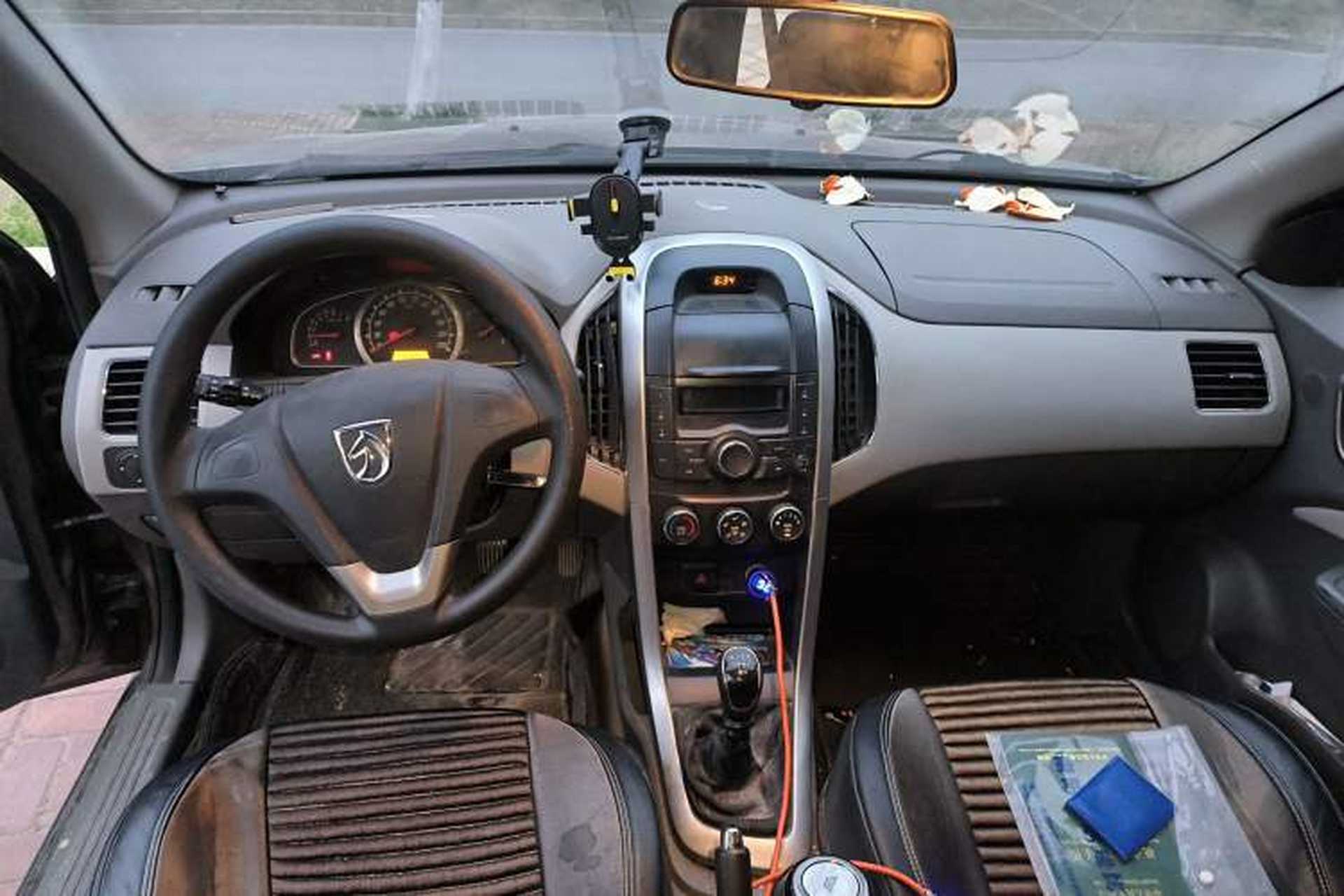Used Baojun 630 2011 1.5L manual standard version Center Console