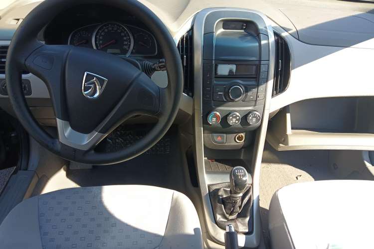 Used Baojun 630 2011 1.5L manual Comfort trim level Center Console