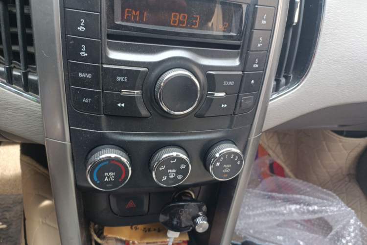 Used Baojun 630 2011 1.5L manual Comfort trim level Audio And AC Panel