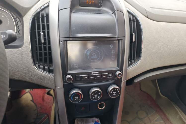Used Baojun 630 2011 1.5L manual Comfort trim level Audio And AC Panel