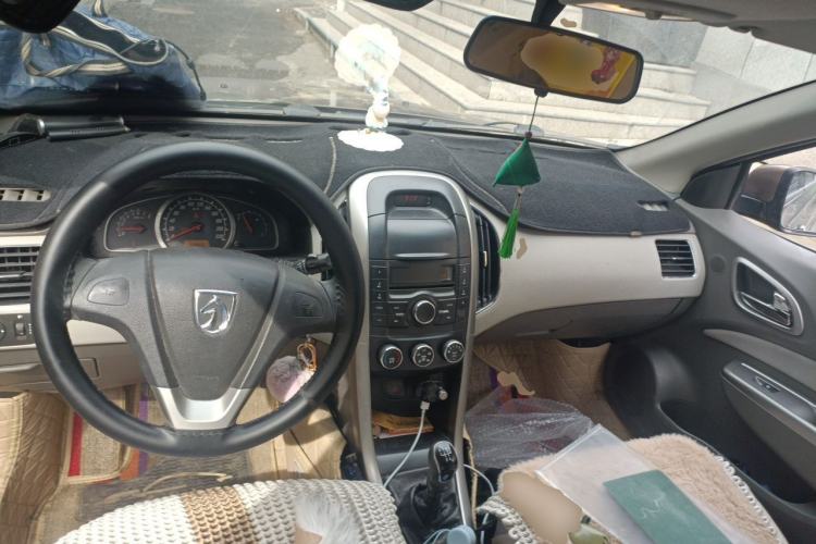 Used Baojun 630 2011 1.5L manual Comfort trim level Center Console