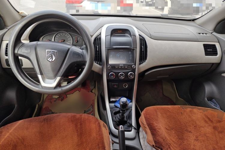 Used Baojun 630 2011 1.5L manual Comfort trim level Center Console