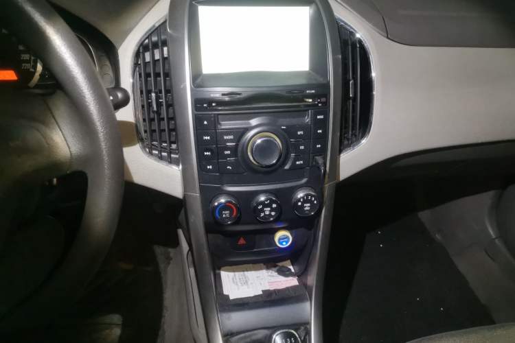 Used Baojun 630 2011 1.5L manual Comfort trim level Audio And AC Panel