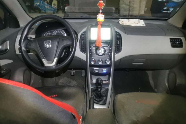 Used Baojun 630 2011 1.5L manual Comfort trim level Center Console