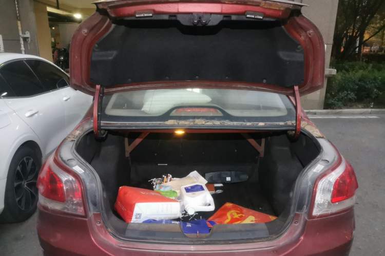 Used Baojun 630 2011 1.5L manual Comfort trim level Trunk