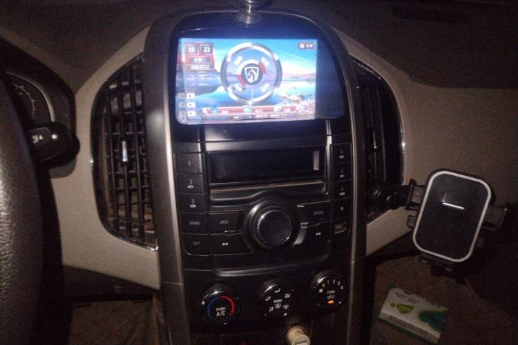 Used Baojun 630 2011 1.5L manual Comfort trim level Audio And AC Panel