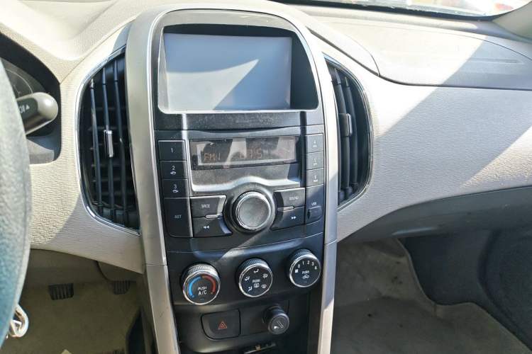 Used Baojun 630 2011 1.5L manual standard version Audio And AC Panel