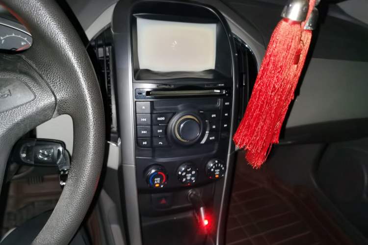 Used Baojun 630 2011 1.5L manual Comfort trim level Audio And AC Panel