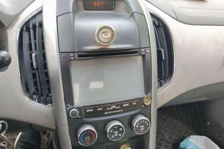 Used Baojun 630 2011 1.5L manual Comfort trim level Audio And AC Panel