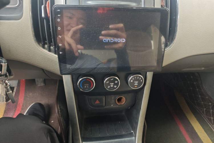 Used Baojun 630 2011 1.5L manual Comfort trim level Audio And AC Panel