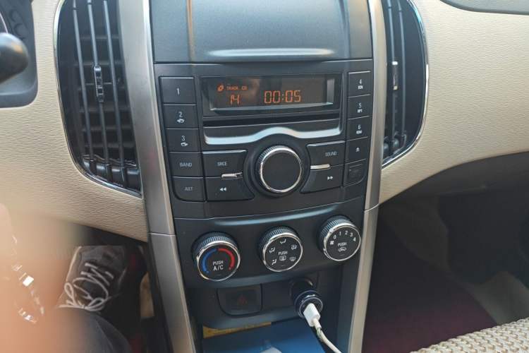 Used Baojun 630 2011 1.5L manual Elite version Audio And AC Panel