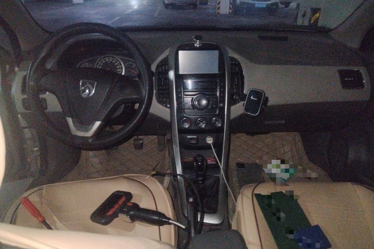 Used Baojun 630 2011 1.5L manual Comfort trim level Center Console